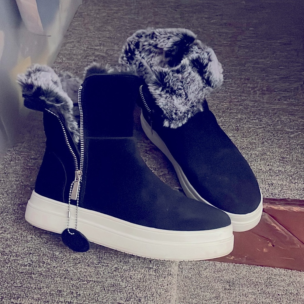 Super cozy Jslides comfy warm sneaker size 9.5m faux fur lining waterproof